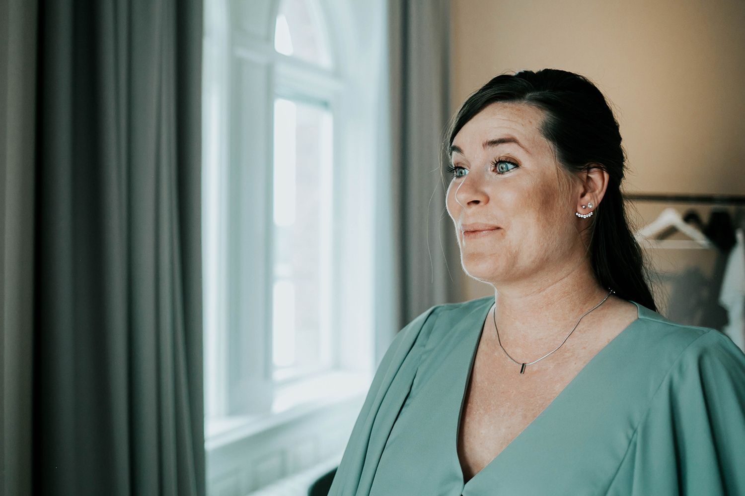 Bröllop i Örebro. Karlslunds herrgård. Utomhusvigsel. Fotograf i Karlstad Rebecca Nordin.