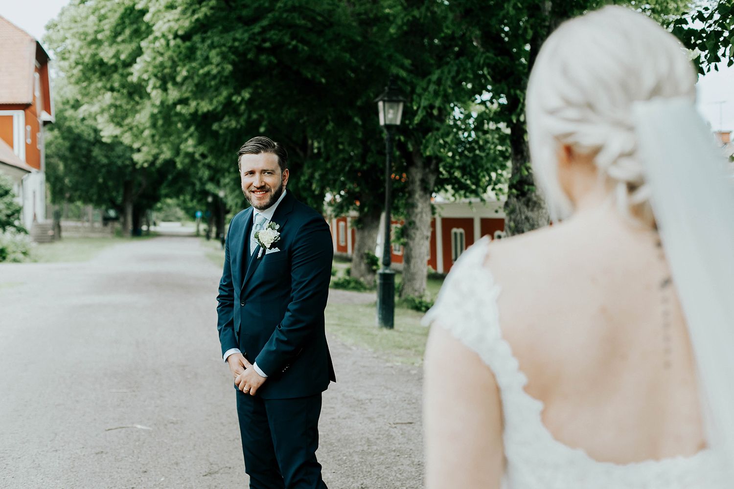 Bröllop i Örebro. Karlslunds herrgård. Utomhusvigsel. Fotograf i Karlstad Rebecca Nordin.