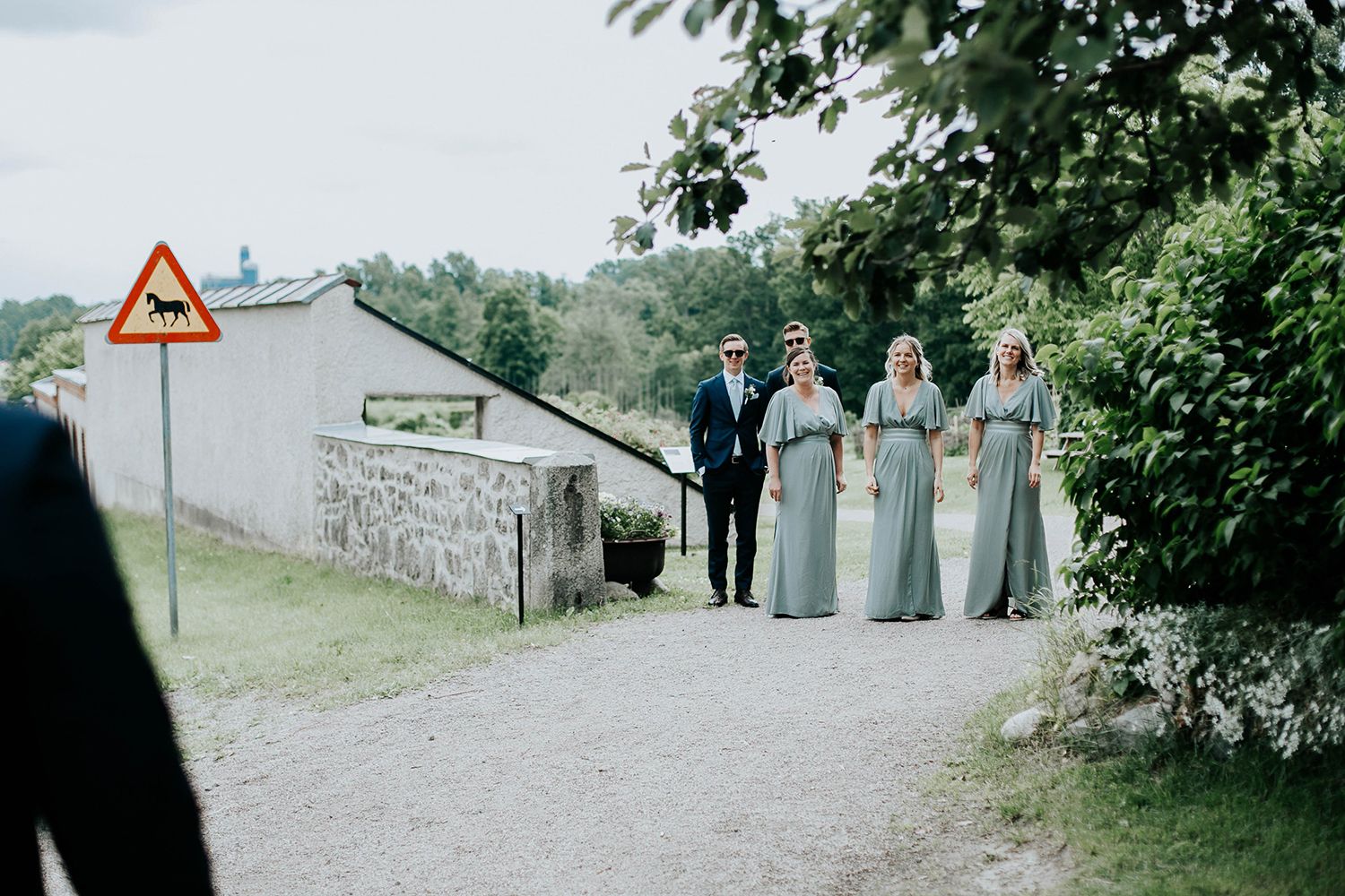 Bröllop i Örebro. Karlslunds herrgård. Utomhusvigsel. Fotograf i Karlstad Rebecca Nordin.
