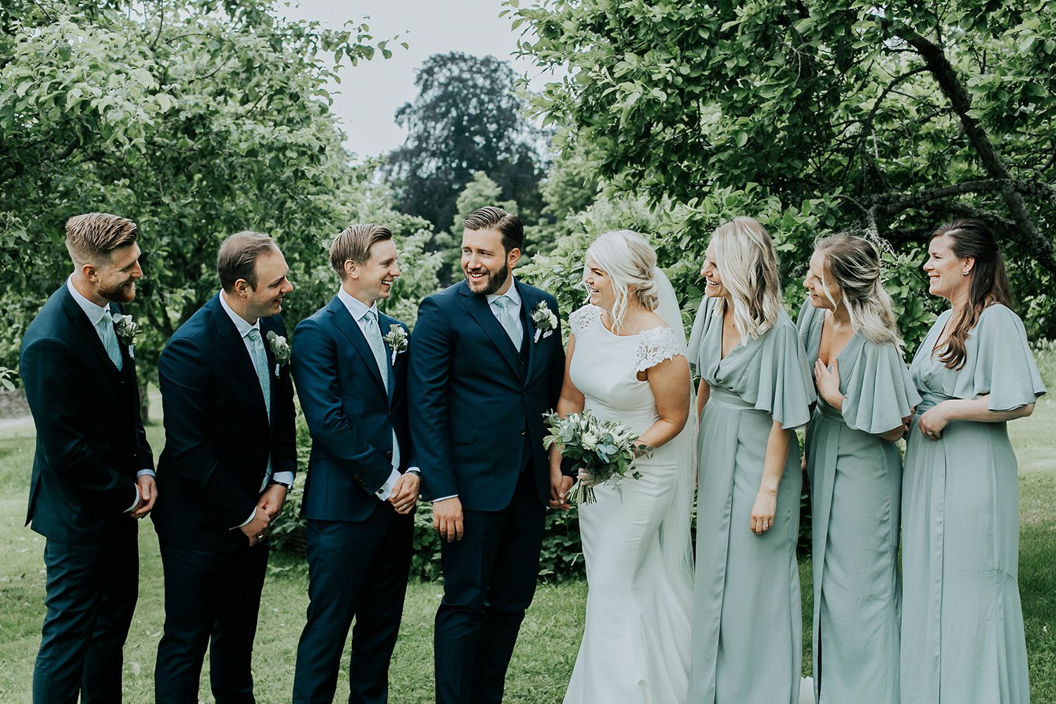 Bröllop i Örebro. Karlslunds herrgård. Utomhusvigsel. Fotograf i Karlstad Rebecca Nordin.