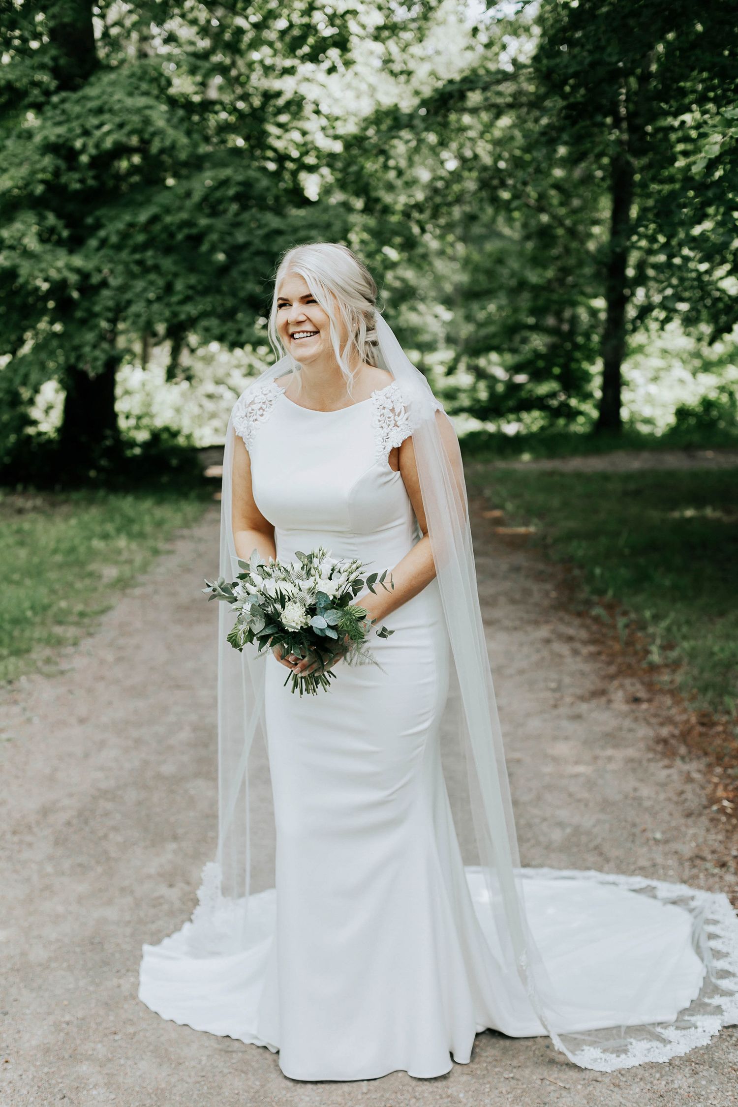 Bröllop i Örebro. Karlslunds herrgård. Utomhusvigsel. Fotograf i Karlstad Rebecca Nordin. Bruden.
