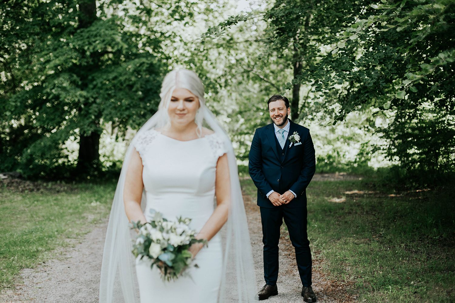 Bröllop i Örebro. Karlslunds herrgård. Utomhusvigsel. Fotograf i Karlstad Rebecca Nordin.