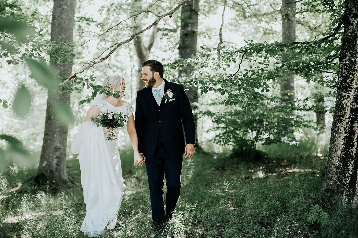 Bröllop i Örebro. Karlslunds herrgård. Utomhusvigsel. Fotograf i Karlstad Rebecca Nordin.