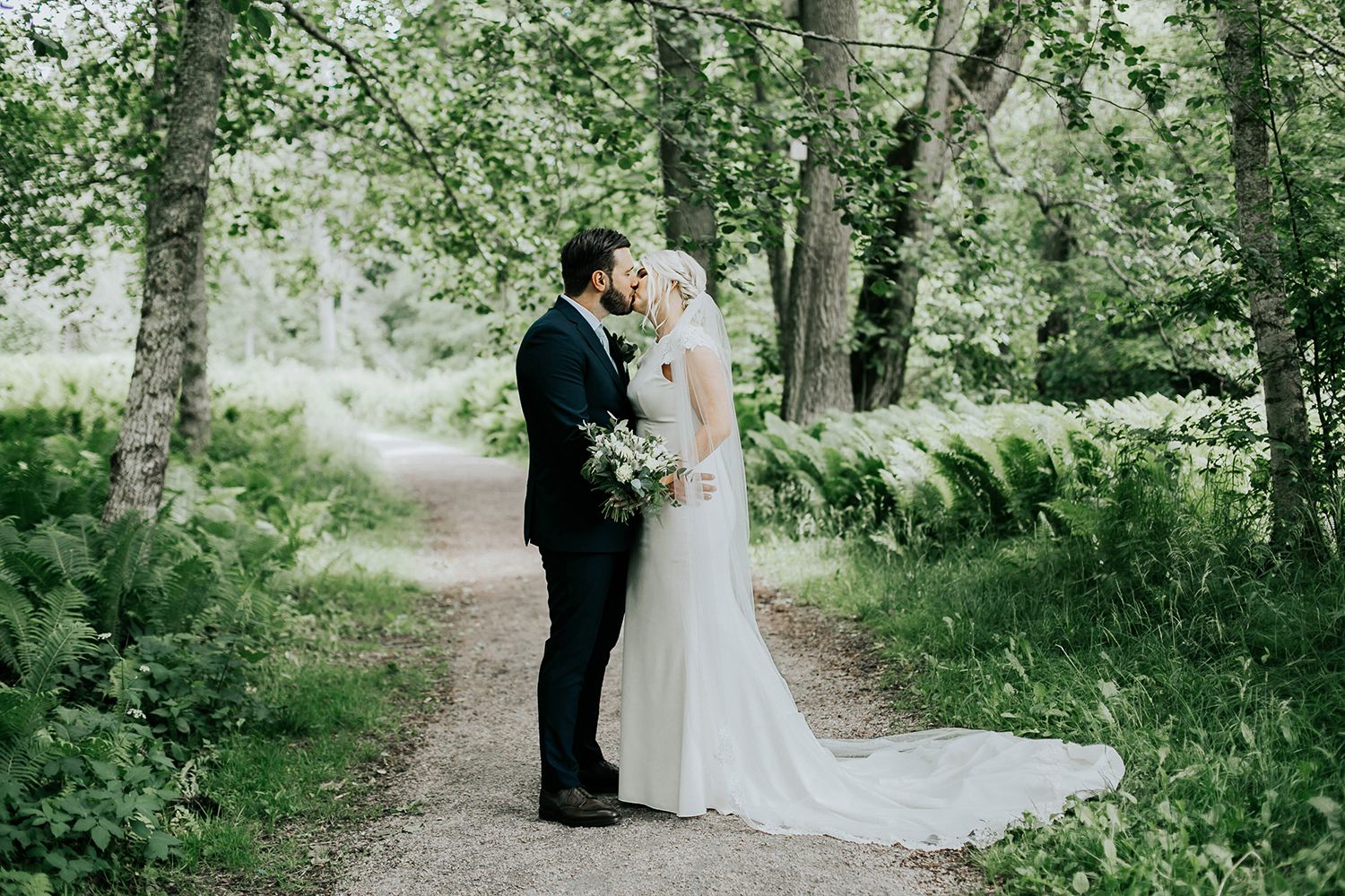 Bröllop i Örebro. Karlslunds herrgård. Utomhusvigsel. Fotograf i Karlstad Rebecca Nordin.
