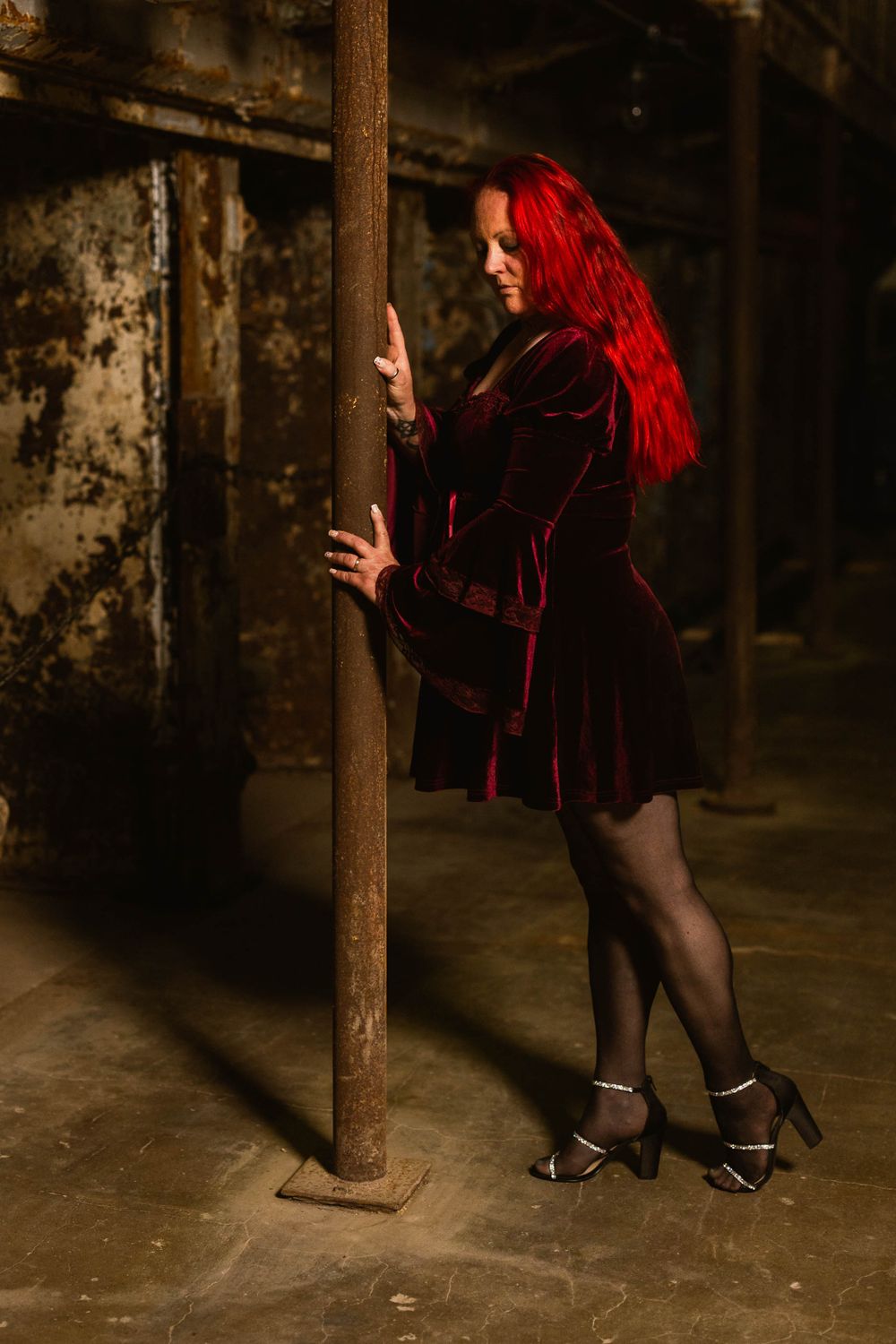 #dramaticphotography #velvetdress #portraitphotography #portraitphotographer #troyohiophotographer #ohiophotographer