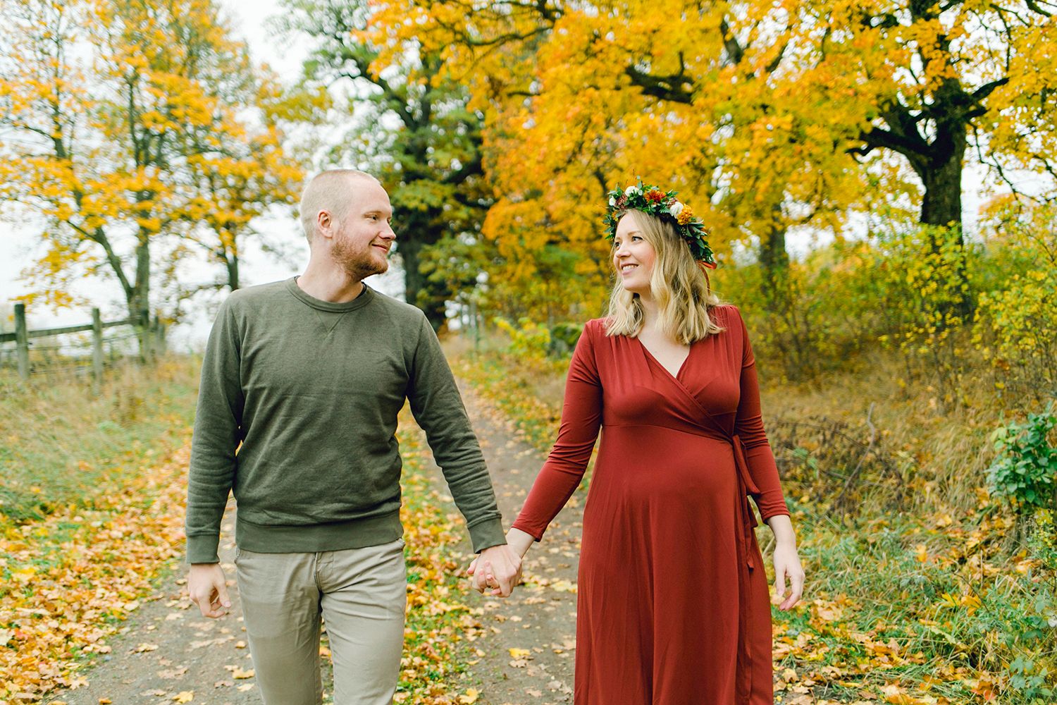 Elin och Henriks gravidfotografering vid Strömsholms slott utanför Västerås. Footgraf Rebecca Nordin.