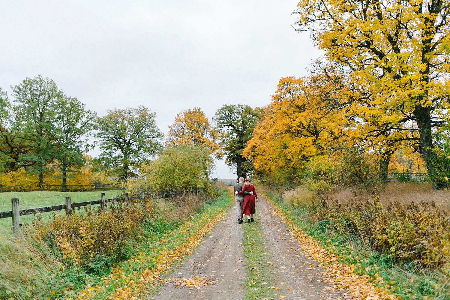 Elin och Henriks gravidfotografering vid Strömsholms slott utanför Västerås. Footgraf Rebecca Nordin. höstskrud.