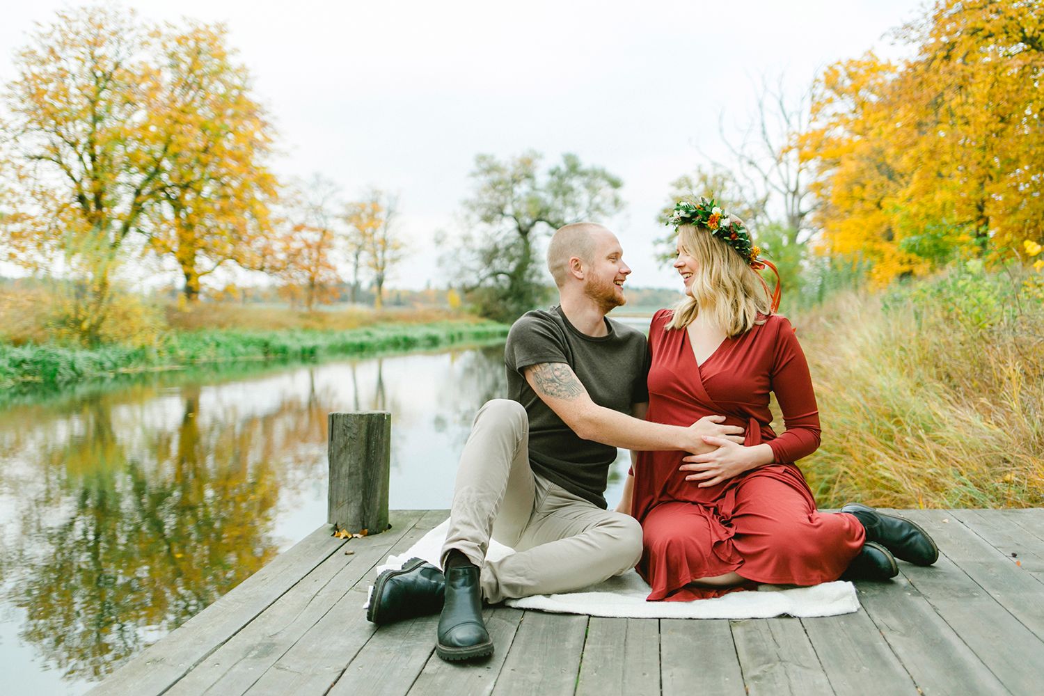 Elin och Henriks gravidfotografering vid Strömsholms slott utanför Västerås. Footgraf Rebecca Nordin. blomsterkrans.