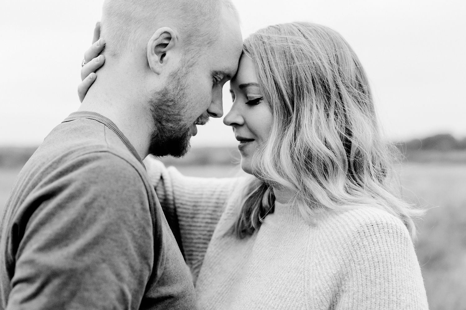 Elin och Henriks gravidfotografering vid Strömsholms slott utanför Västerås. Footgraf Rebecca Nordin.