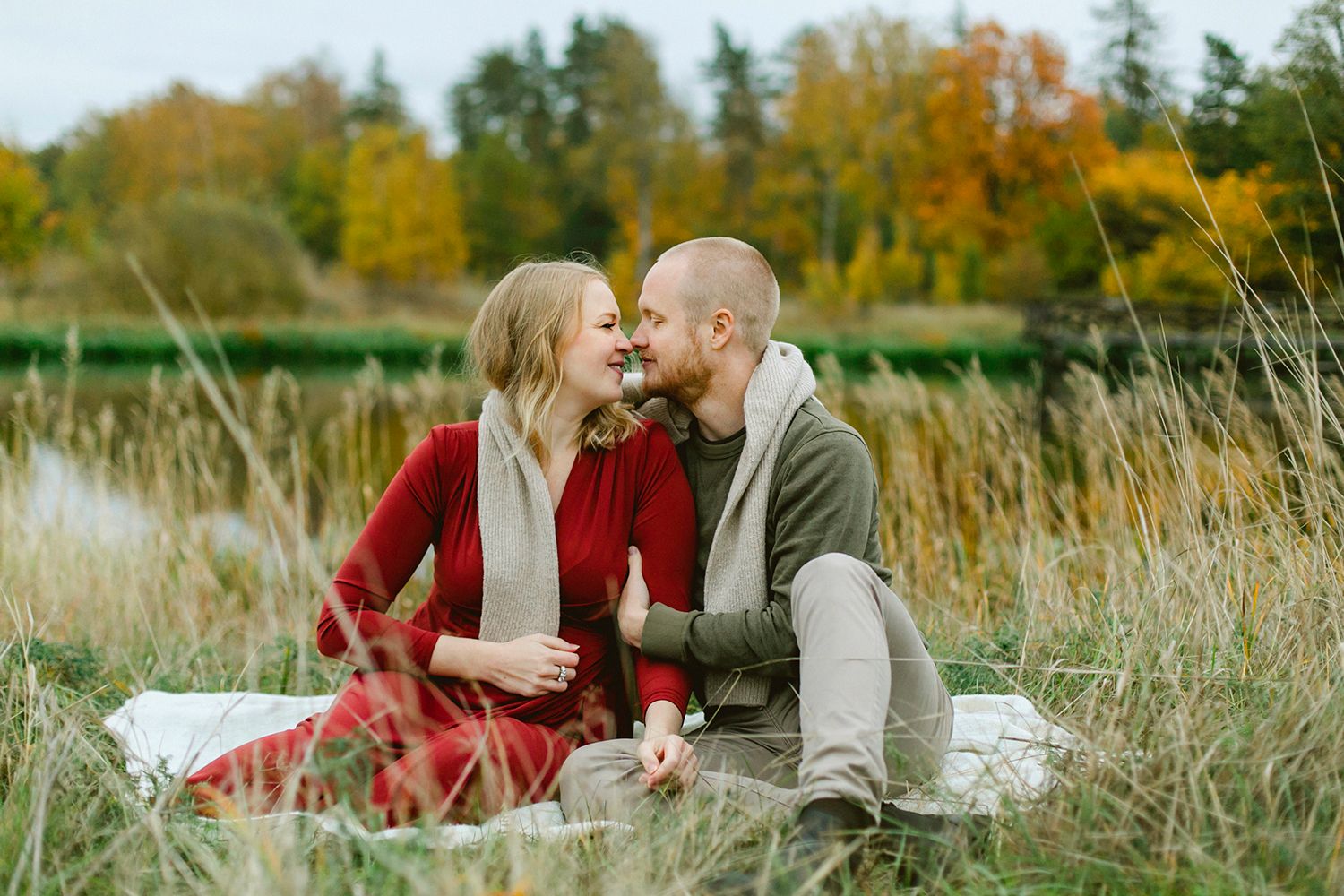 Elin och Henriks gravidfotografering vid Strömsholms slott utanför Västerås. Footgraf Rebecca Nordin.