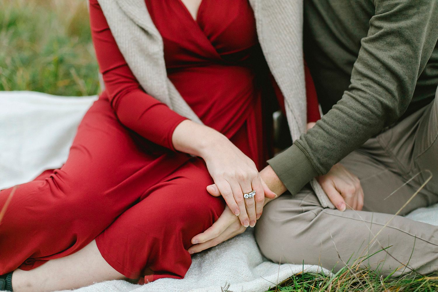 Elin och Henriks gravidfotografering vid Strömsholms slott utanför Västerås. Footgraf Rebecca Nordin.