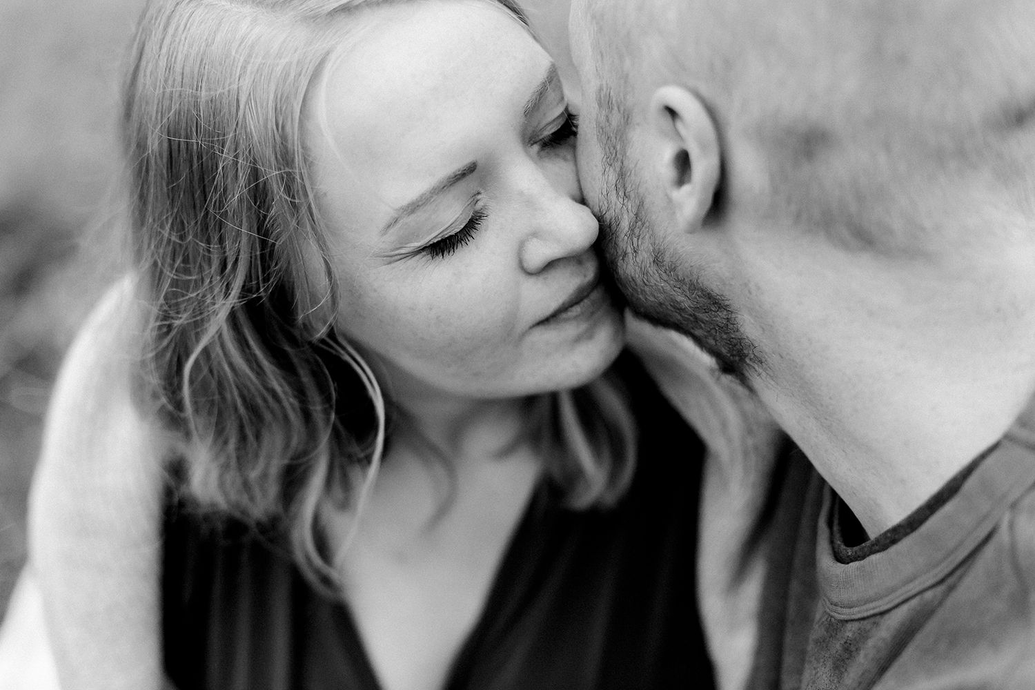 Elin och Henriks gravidfotografering vid Strömsholms slott utanför Västerås. Footgraf Rebecca Nordin.