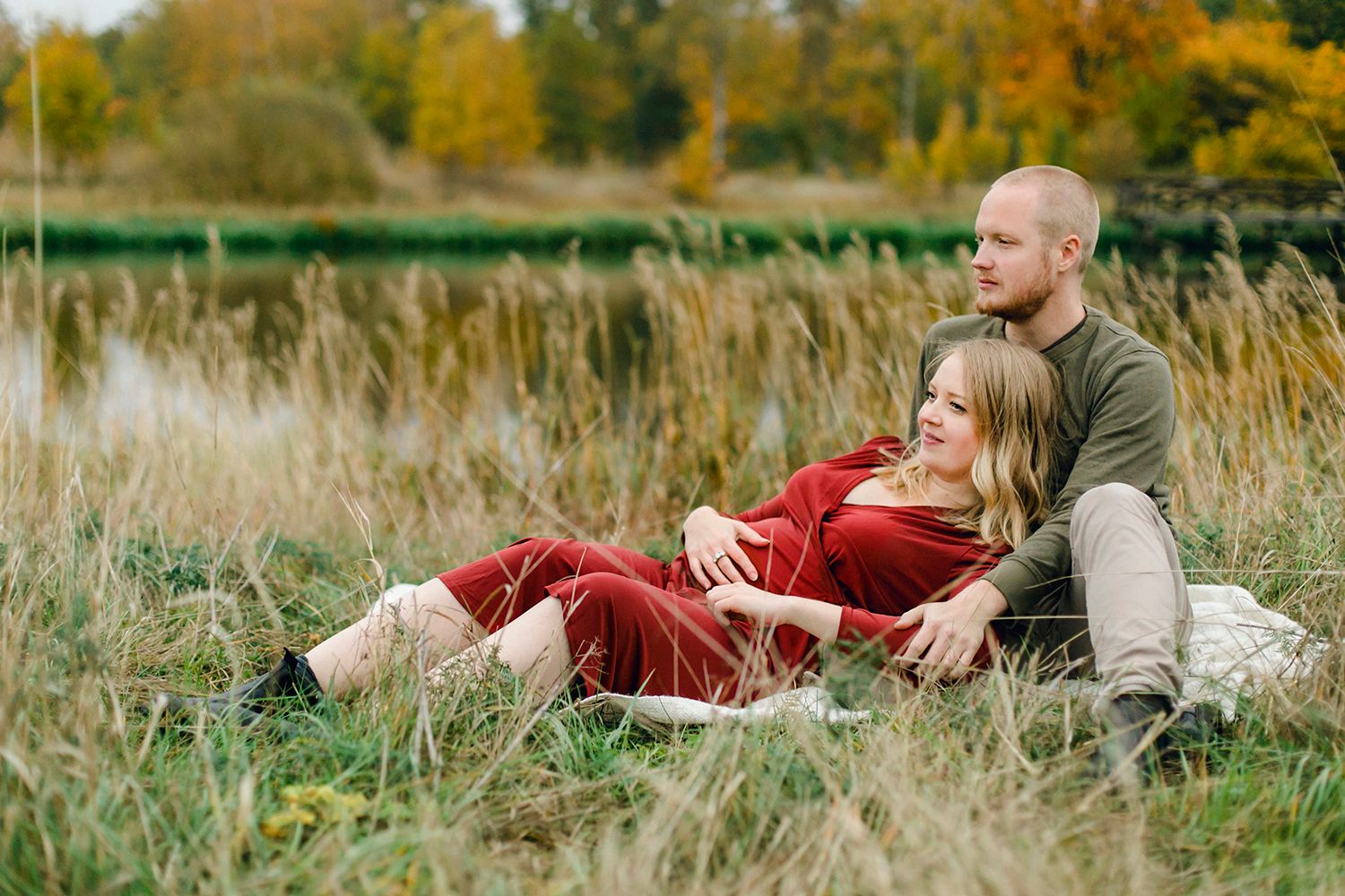 Elin och Henriks gravidfotografering vid Strömsholms slott utanför Västerås. Footgraf Rebecca Nordin.