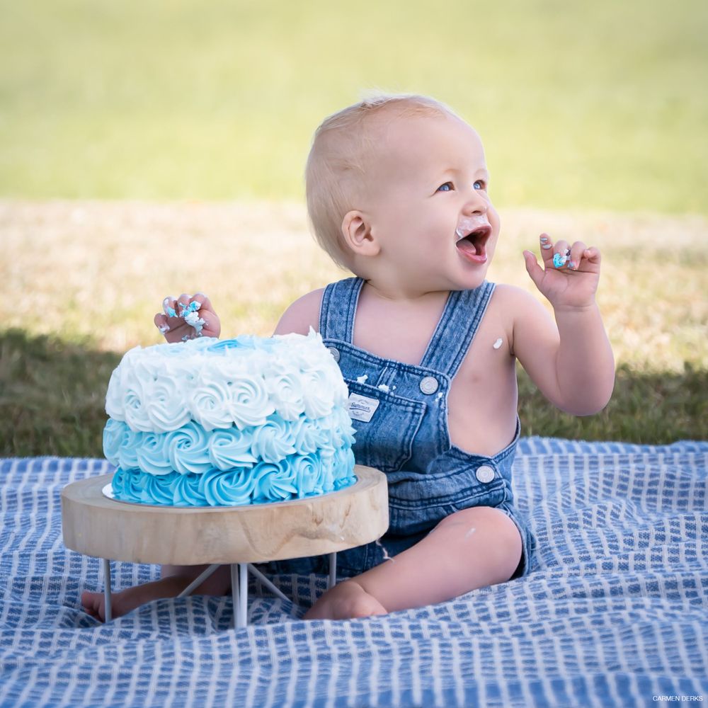 cakesmash photoshoot op buitenlocatie in West Maas en Waal. blauwe decoratie. 
kindje eet van de taart