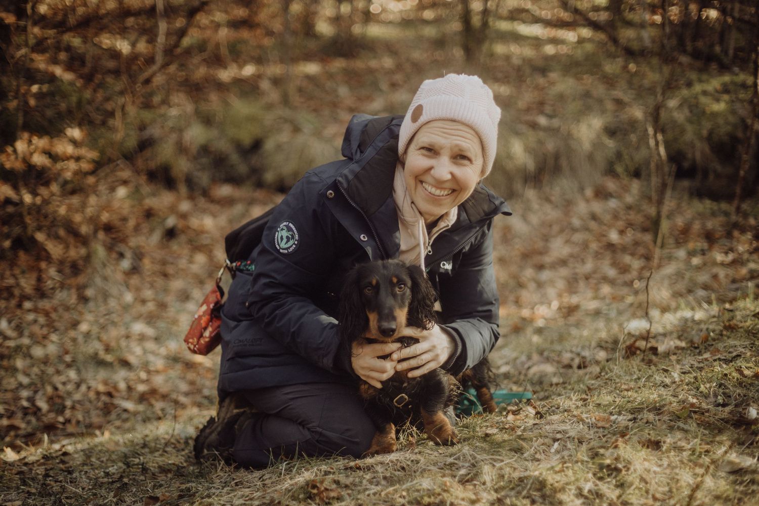 Photographe canin Clermont-Ferrand Auvergne Rhône-Alpes – séance automnale avec chiens en forêt, portraits naturels et complices.