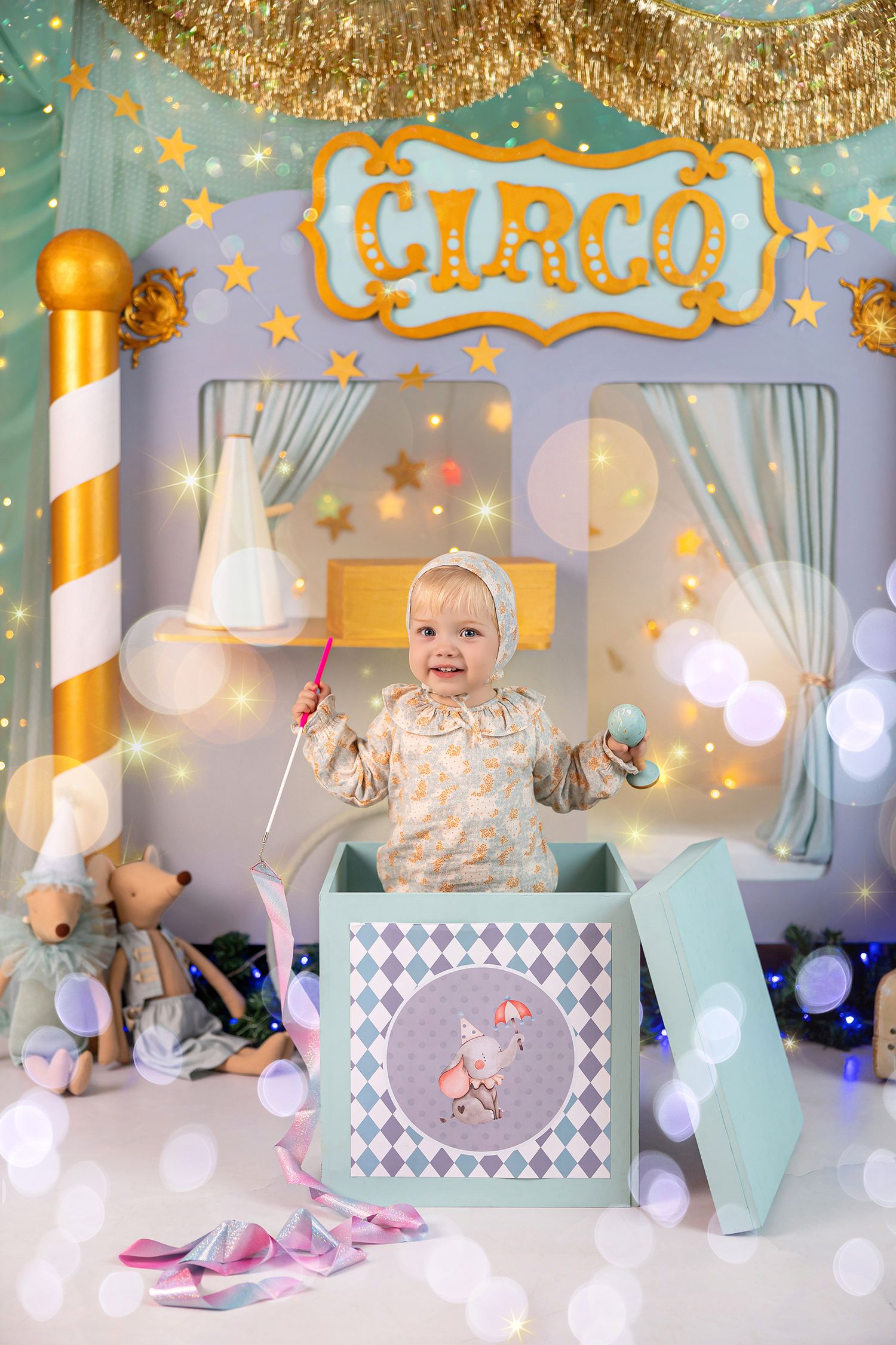 Fotografía infantil de bebé en decorado de circo con caja mágica en Rosi López Fotografía en Cuenca