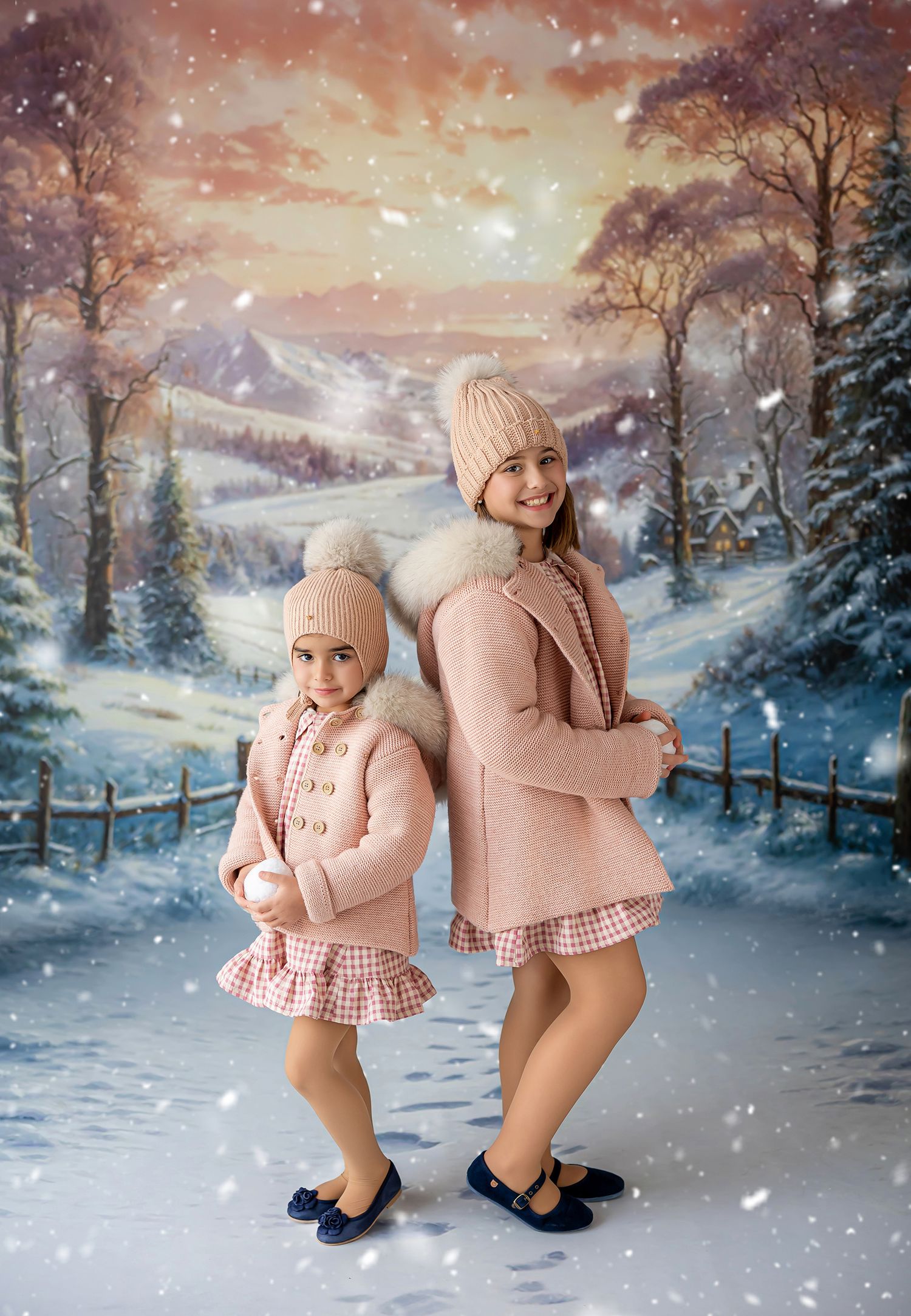 Fotografía infantil de hermanas en decorado navideño con nieve y atardecer invernal en el estudio de Rosi López Fotografía en Cuenca