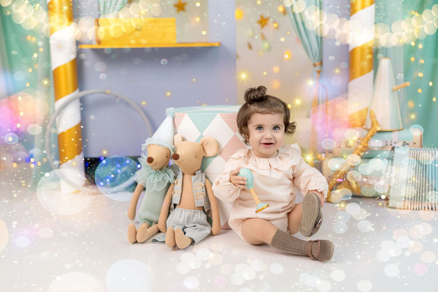 Sesión fotográfica infantil con decoración de circo, luces y atrezzo en el estudio de Rosi López Fotografía
