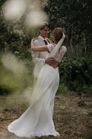 Spontane trouwfoto, natuurlijk licht met echte emoties
Sfeervolle buitenbruiloft in Overijssel, vol warmte en kleine details, Sluier bruid