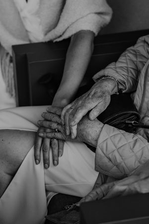 Trouwreportage Overijssel spontane, niet-gepsoeerde foto’s die het verhaal vertellen, Slot Doddendael, intieme persoonlijke momenten
