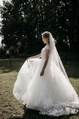 Intieme huwelijksfoto in landelijke setting nabij Zwolle door ervaren fotograaf.