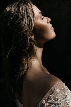 Luxe bruidsreportage met daglicht in natuurlijke omgeving door creatieve huwelijksfotograaf.