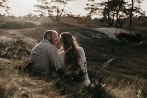 Zwangerschapshoot Sahara Ommen, warme tinten, zonsondergang