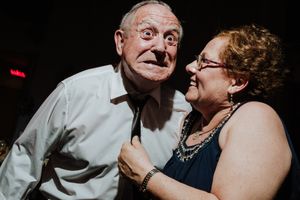 Elderly couple share a fun and joyful moment together on a dark dance floor at a wedding reception. Fotógrafo de Bodas en Formosa
