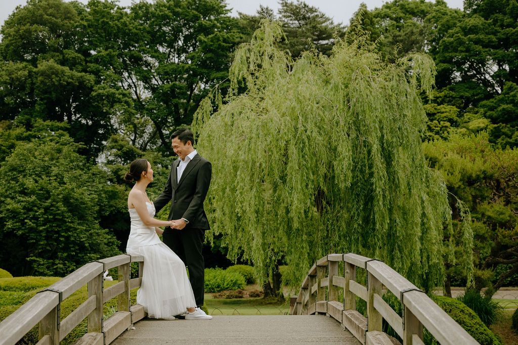 Romantic photoshoot in Shinjuku Gyoen