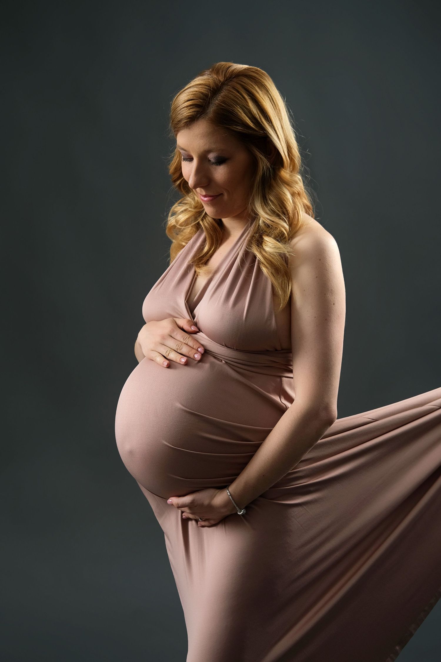 Profesionalno fotografiranje nosečnice v studiu Foto Colarič v Krškem – eleganten nosečniški portret v Posavju.