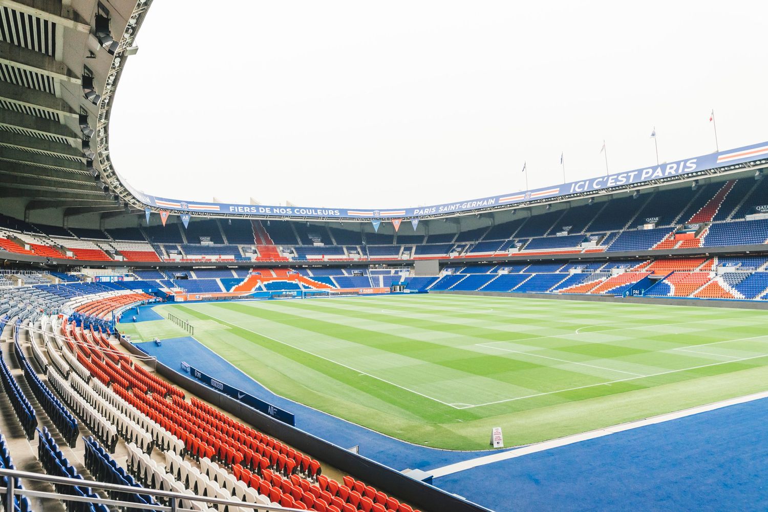 pelouse et ribune du stade du parc des prince pour l’équipe du paris saint germain