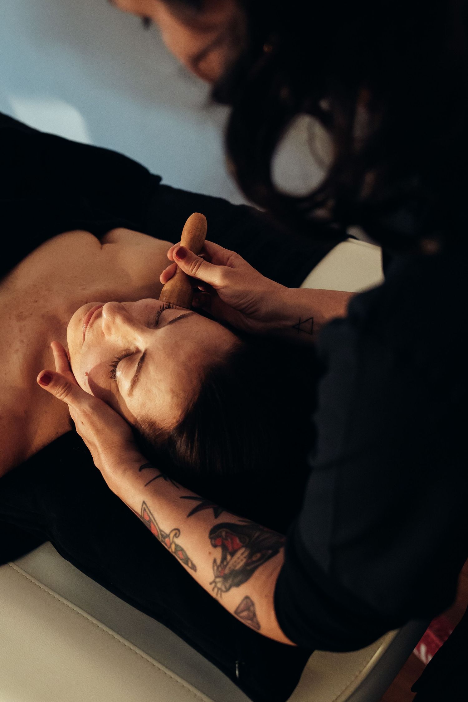 Massaggio professionale facciale realizzati con strumenti in legno in un centro massaggi a Carrara