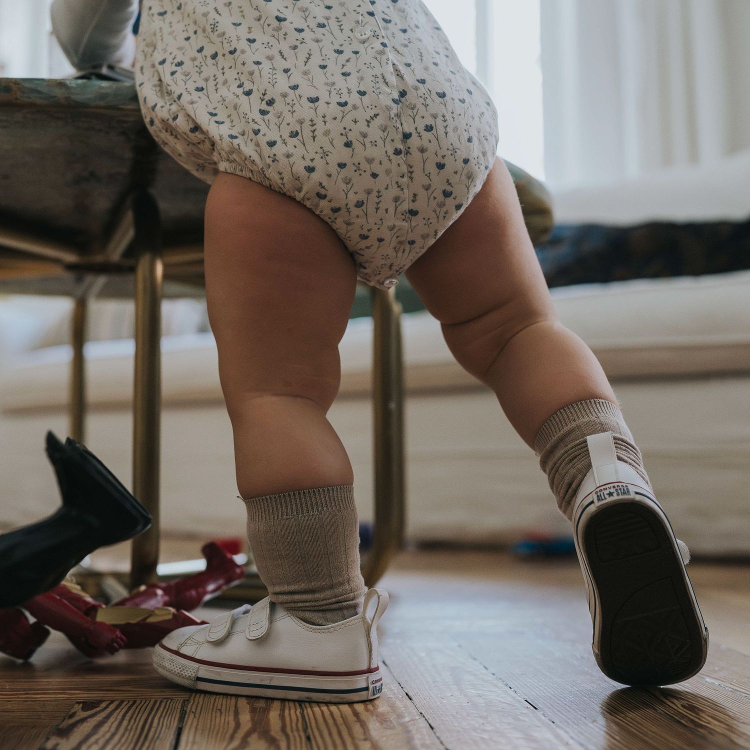 fotografía de los primeros pasos de un bebé