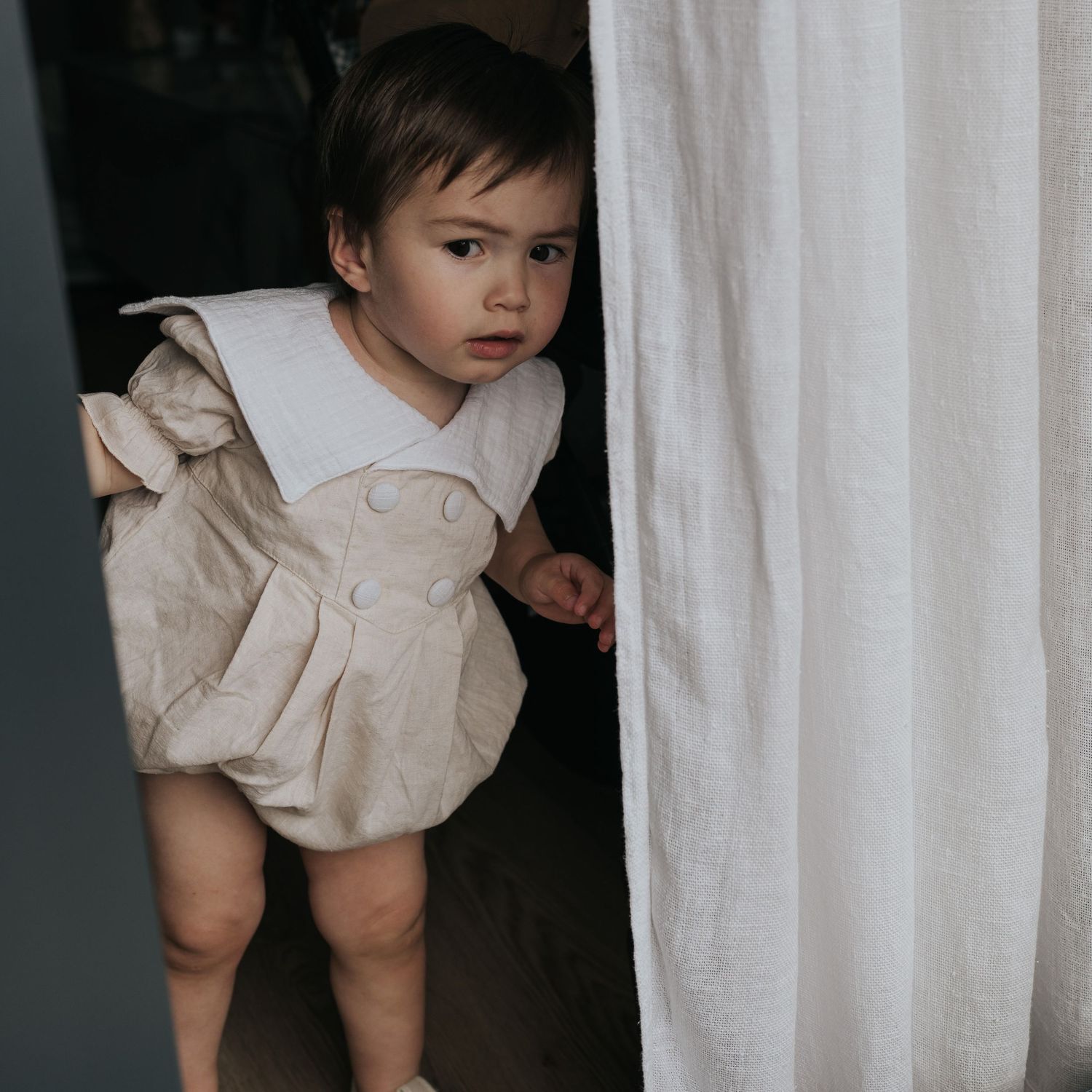 sesion de fotos con niña buscando a su padre
