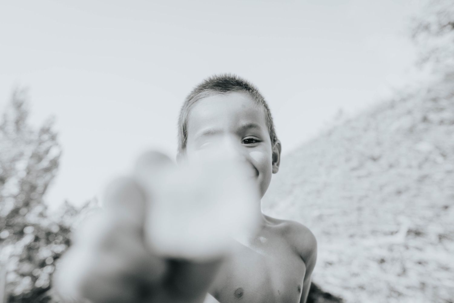 sesión de fotos con niños en madrid, niño en blanco y negro jugando