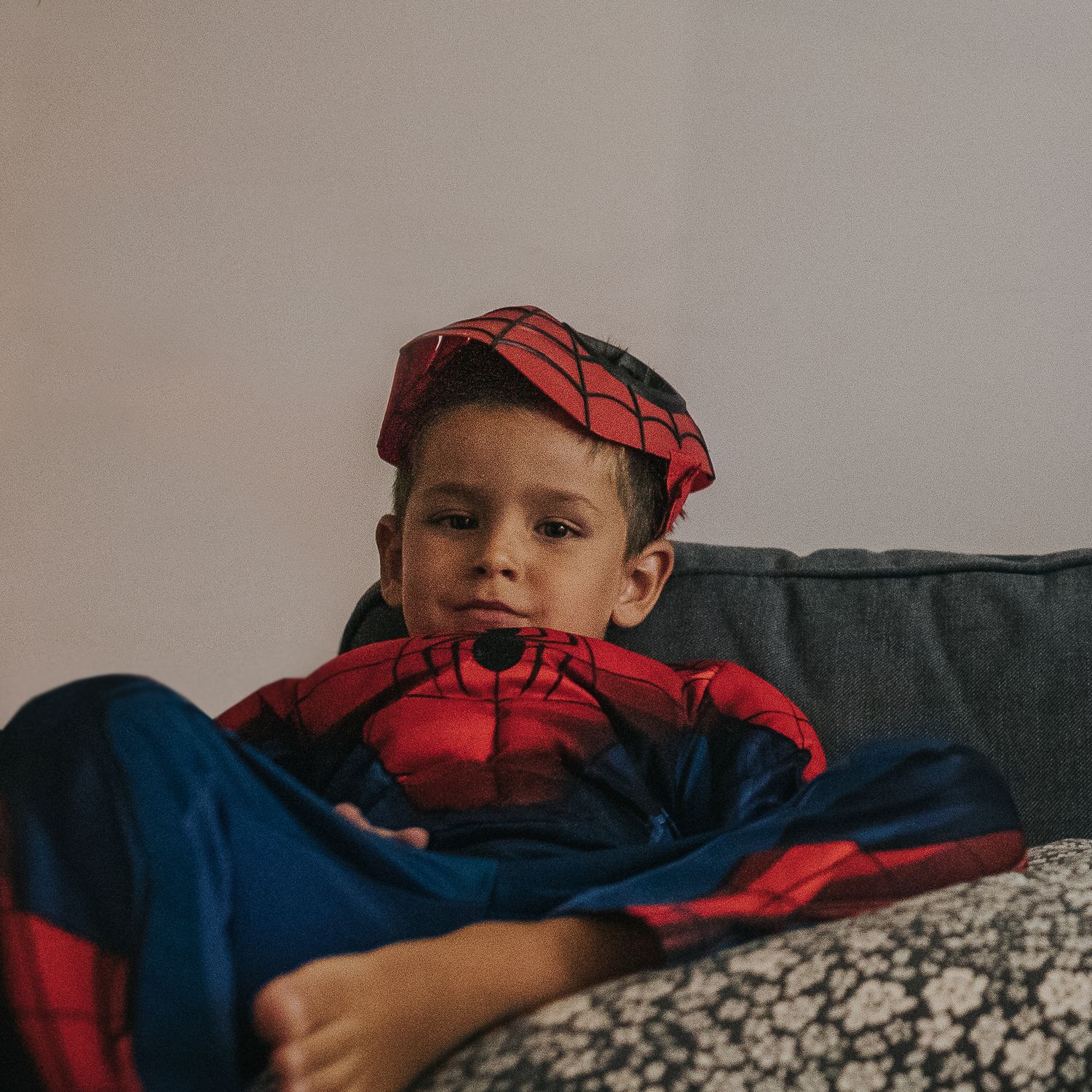 sesion de fotos con niños disfrazado de spiderman en un cumpleaños