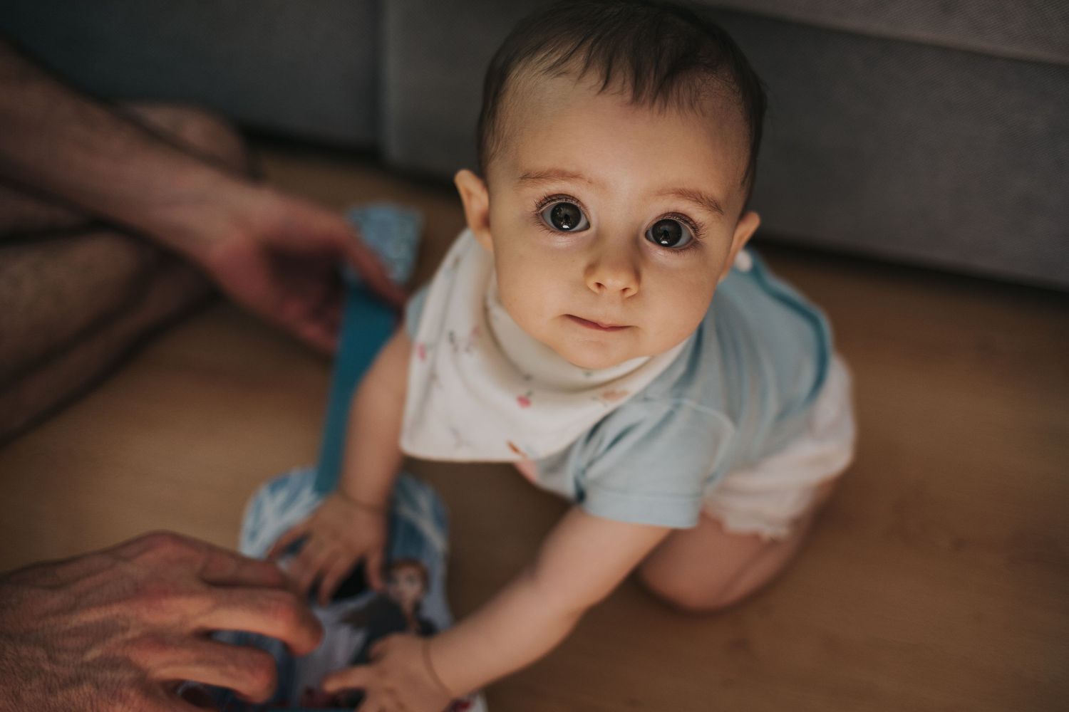 fotografía beb gateando en casa, fotografo en madrid