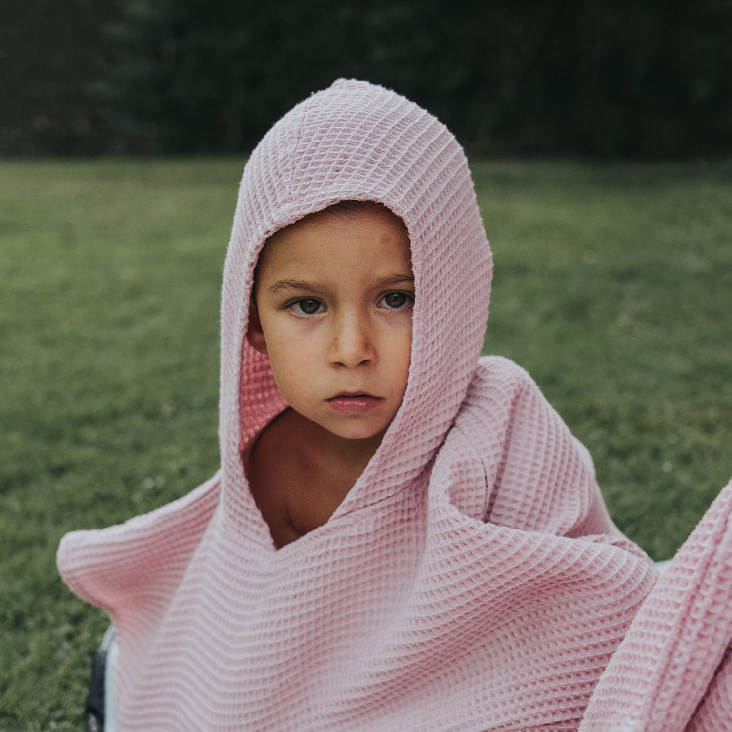 fotógrafo de niños en madrid con niño pequeña tapándose con una sudadera rosa