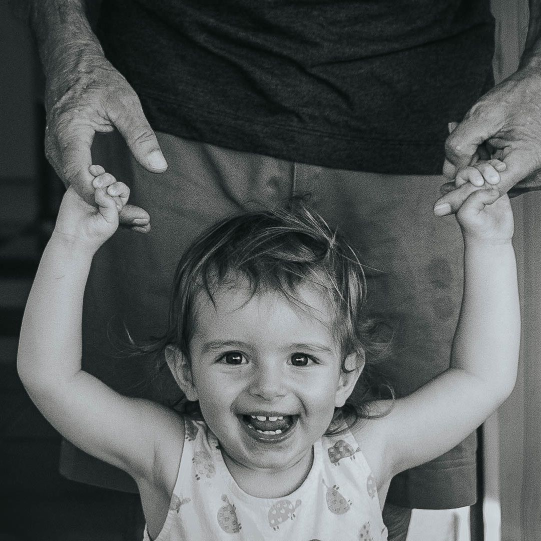 sesión de fotos con bebé de entre 3 y 5 meses andando