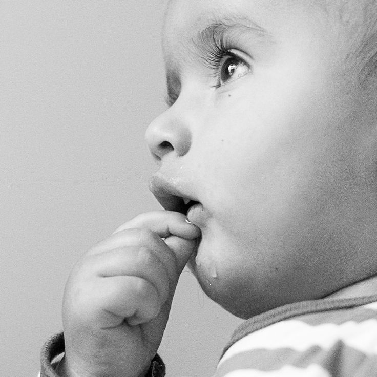 sesión de fotos con bebés en blanco y negro mientras se le cae la baba