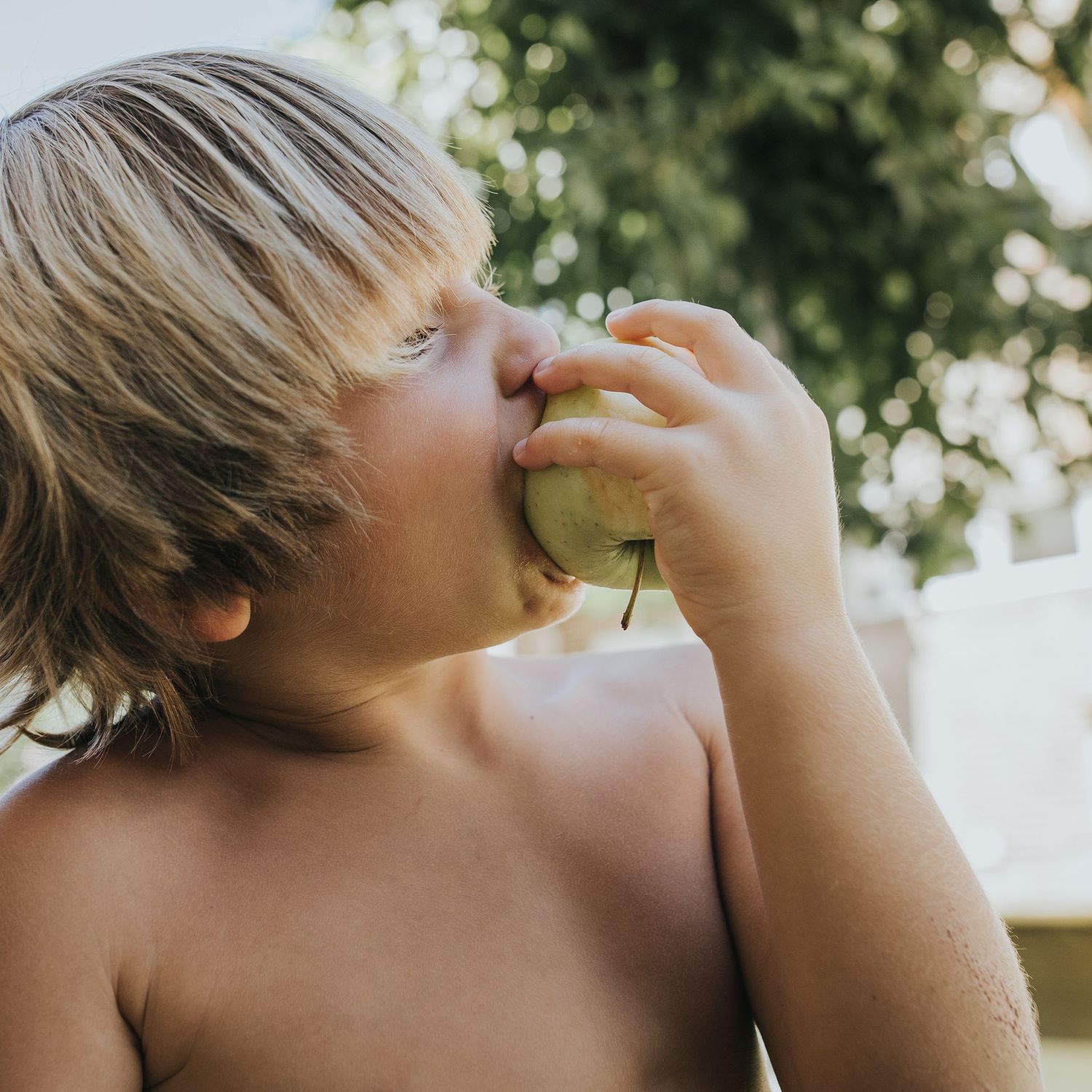 fotógrafo infantil en madrid capturando el mordisco de un niño rubio