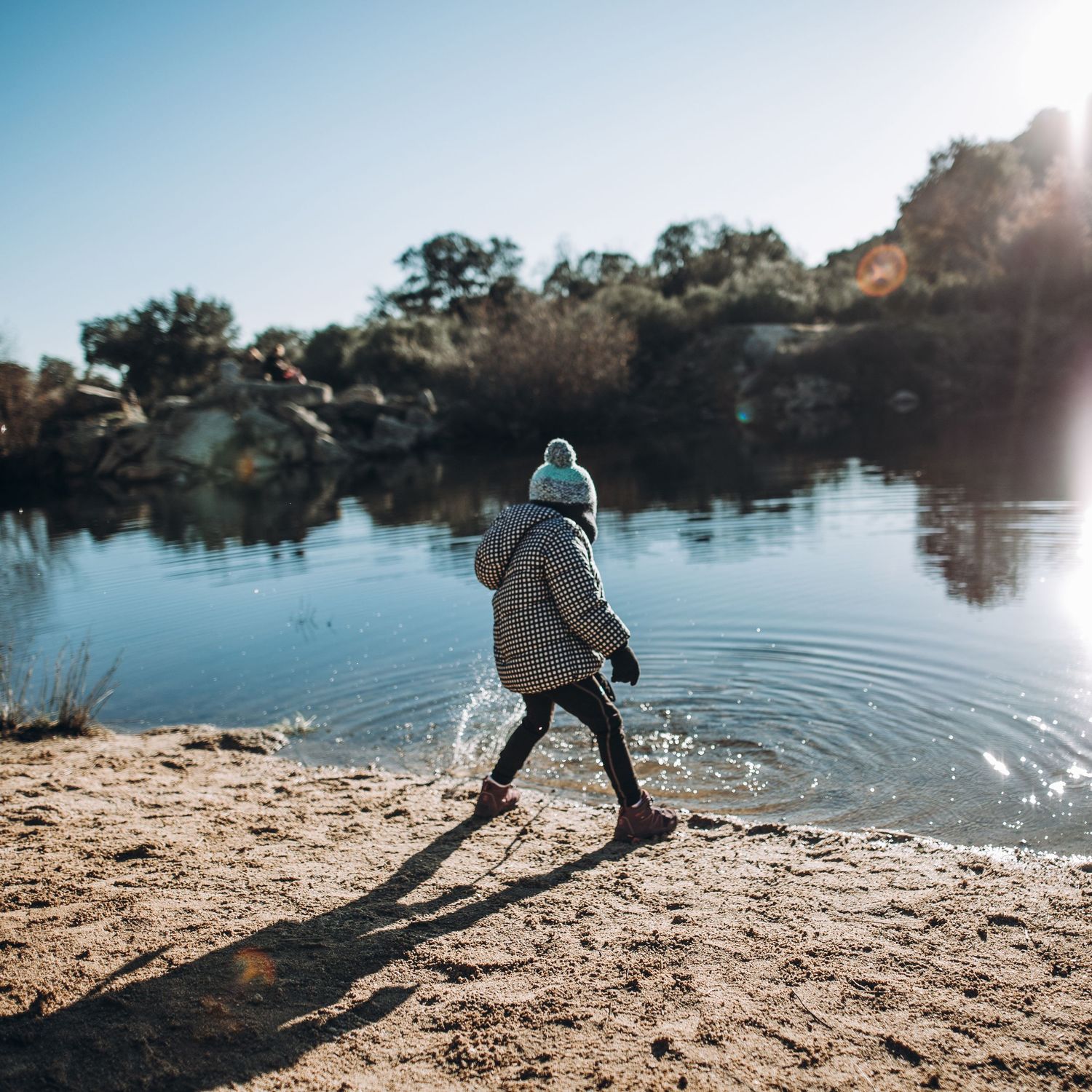 fotografías con niños en un lago