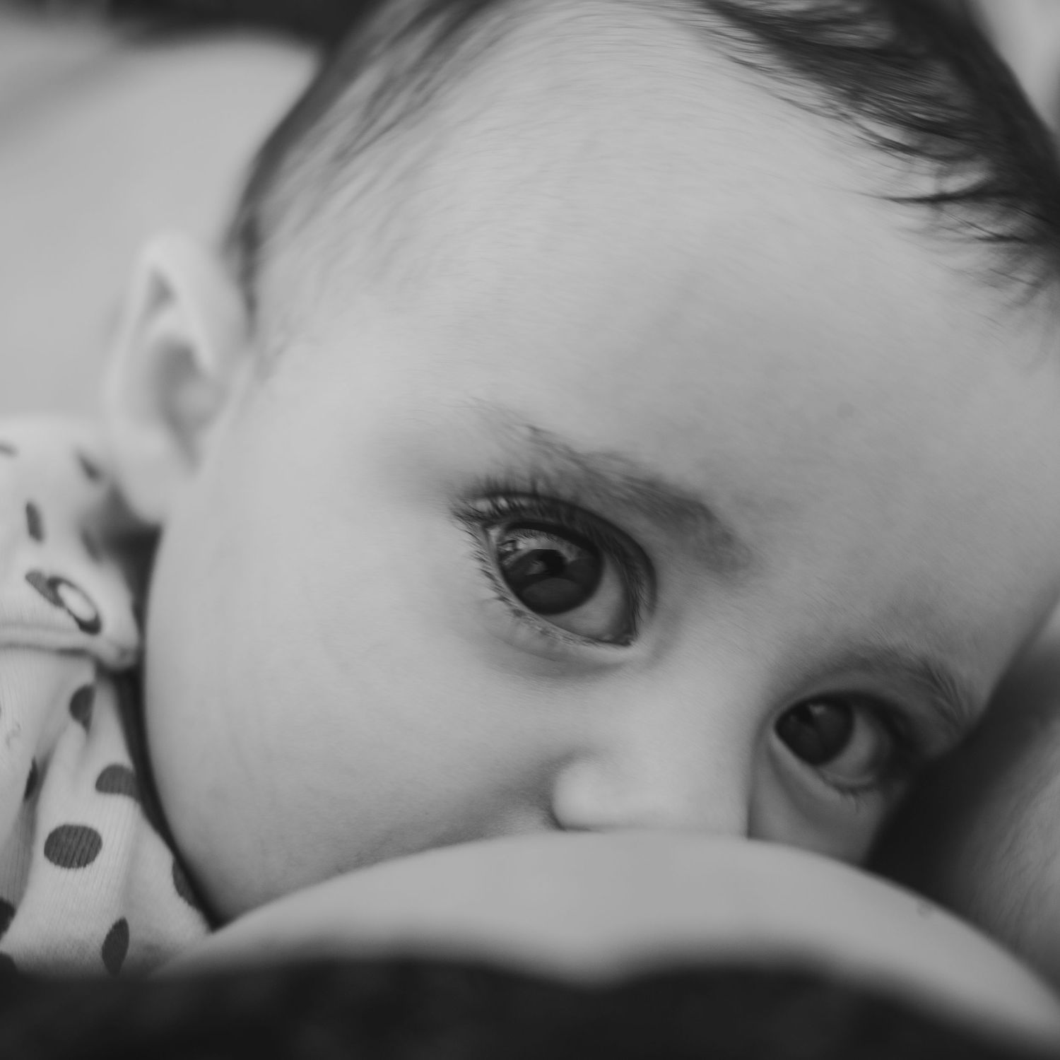 sesion de fotos con bebé en brazos en blanco y negro