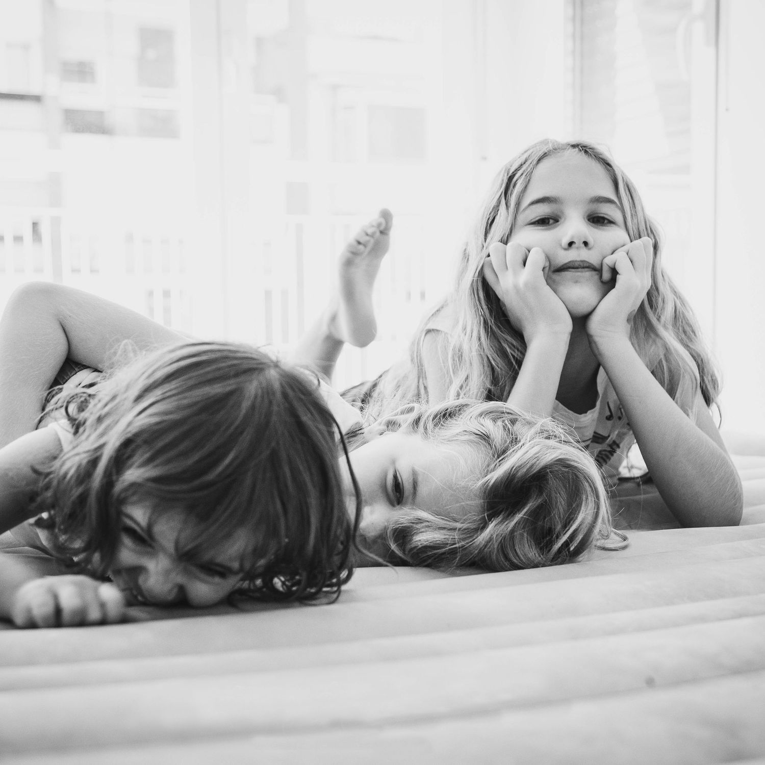sesion de fotos con niños, 3 niños en el suelo en blanco y negro