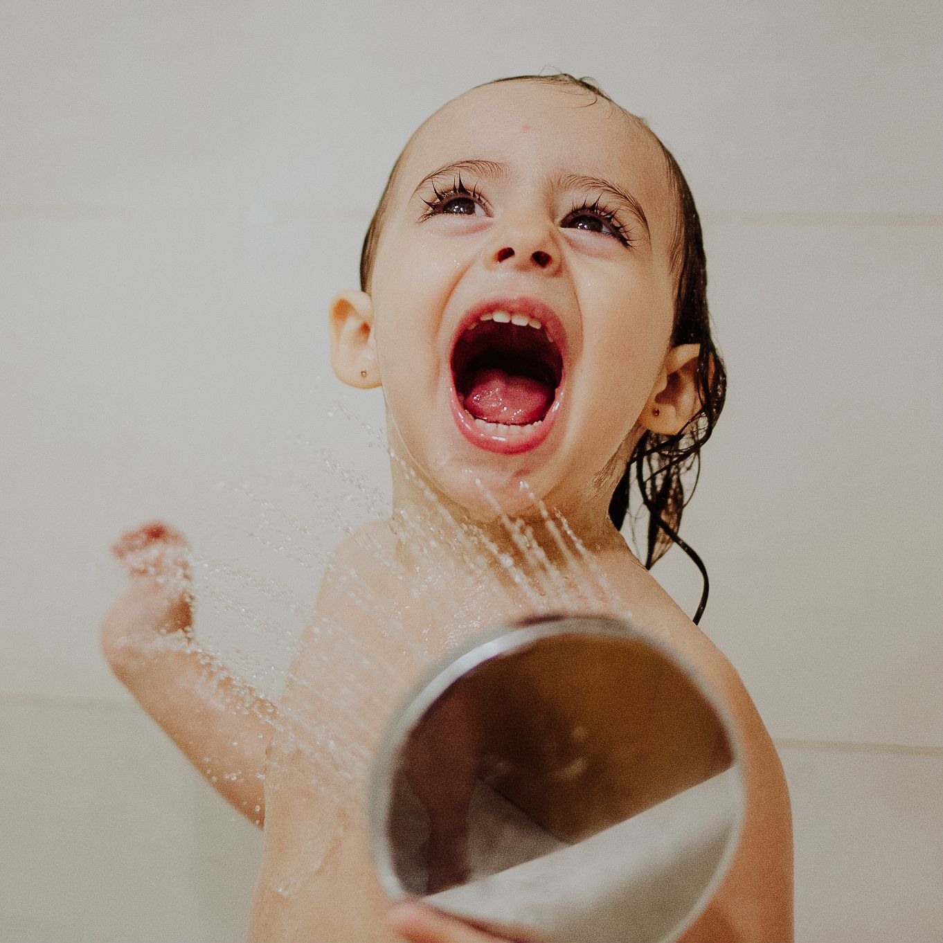 fotografo infantil en madrid, sesión de fotos en la ducha