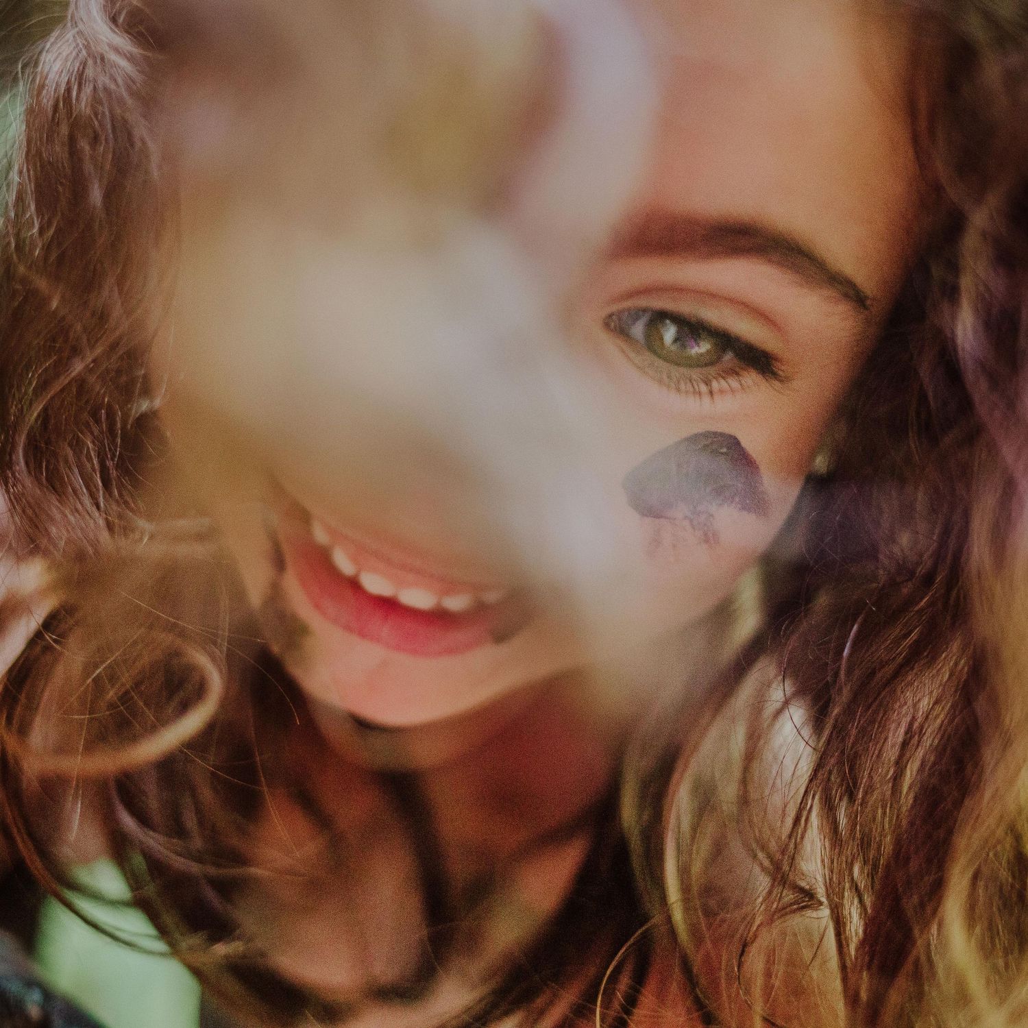 sesión de fotos con niña en la naturaleza riendose