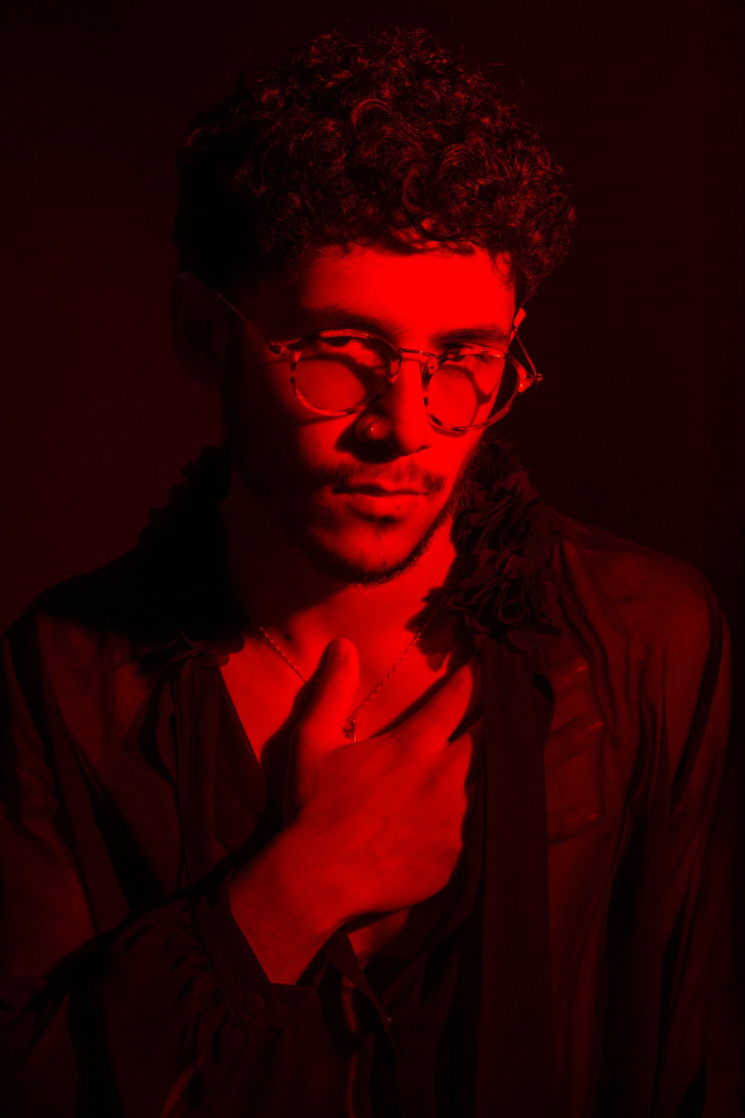 Retrato artístico masculino con luz de estudio creativa para portada de disco en CDMX