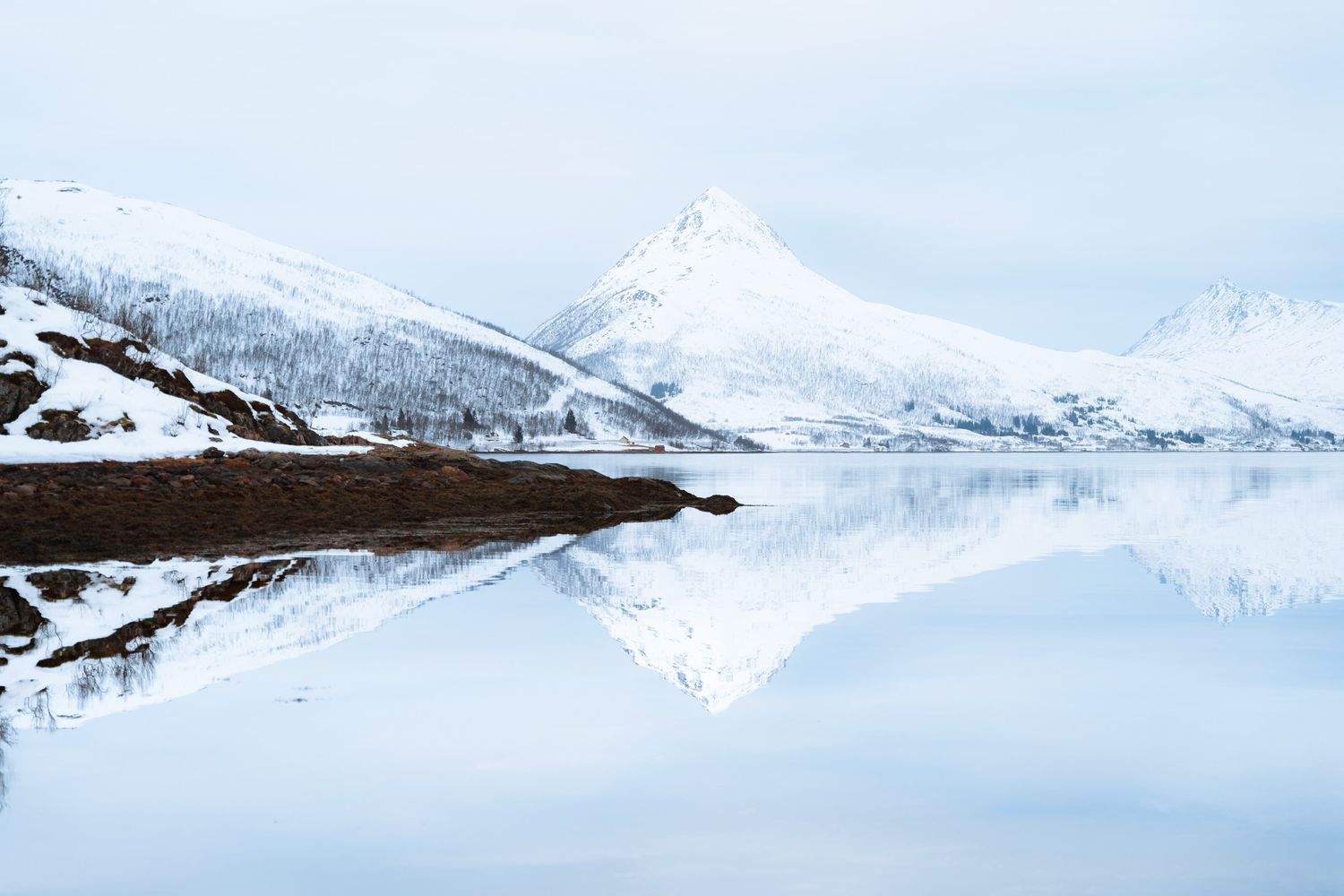 paysage senja norvege montagne neige lac et fjord