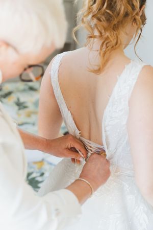 Préparatif avec la maman de la mariée - mariage Queer