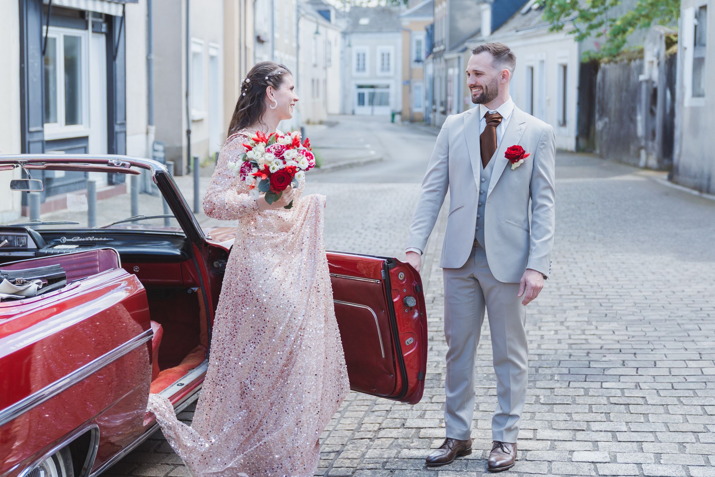 Arrivé à la mairie de la Suze - mariage surprise